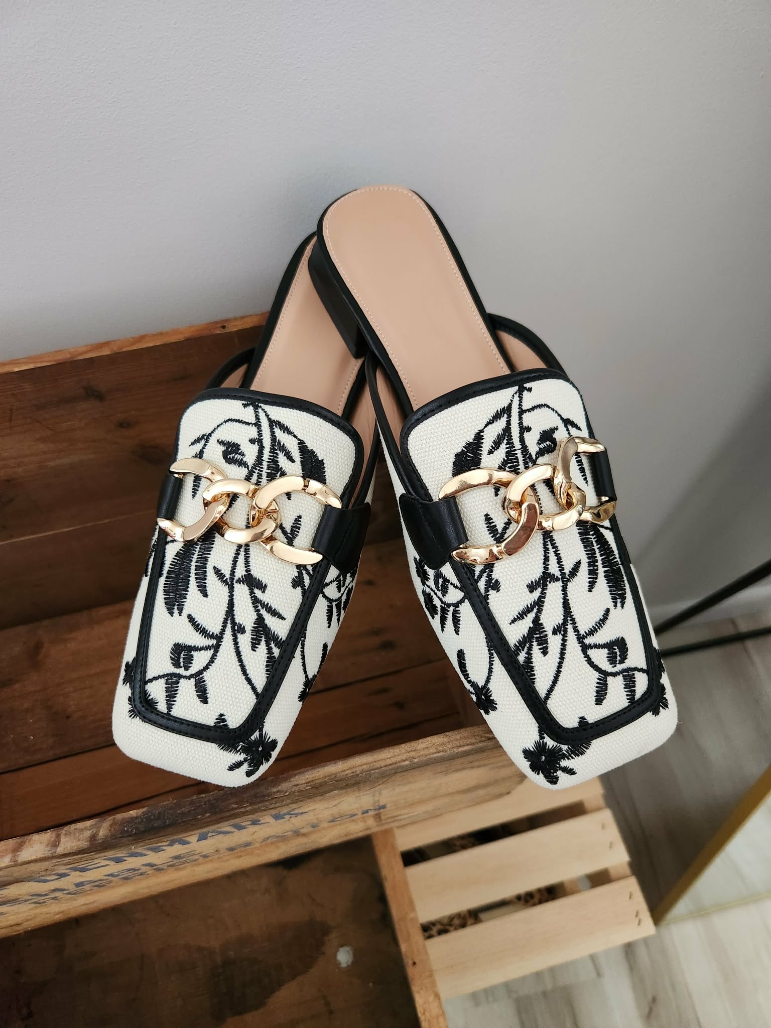 Blank & White Chain Mule - Size 9