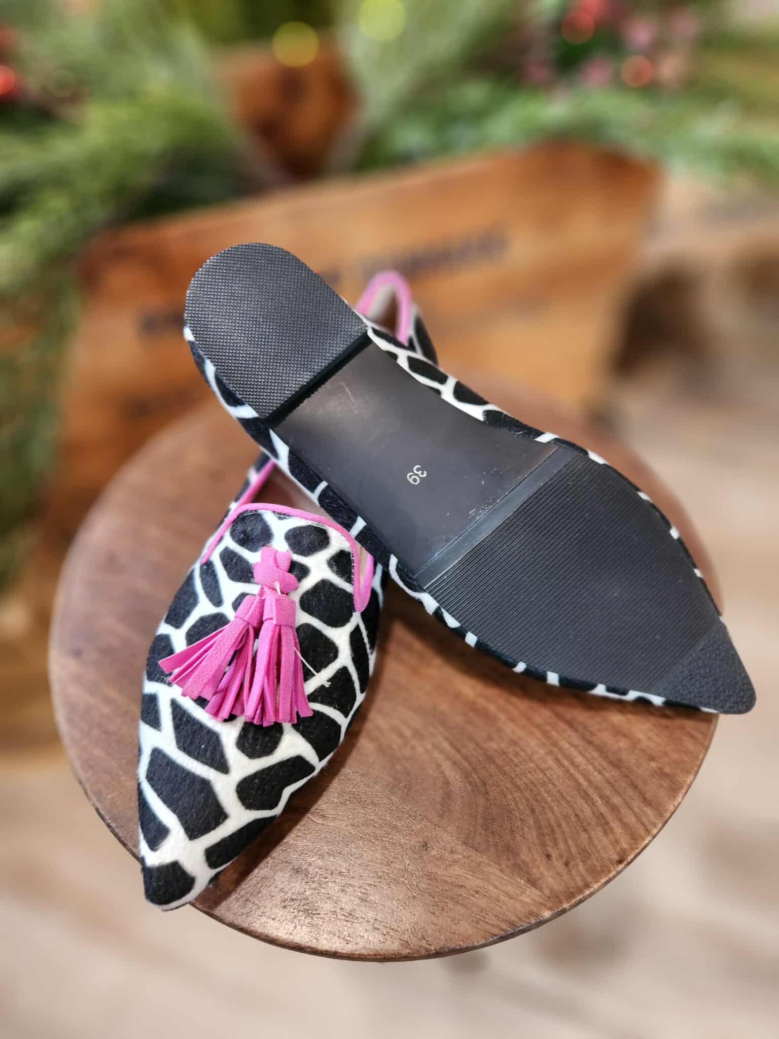 Black & White Animal Print with a tassle POP - size 39